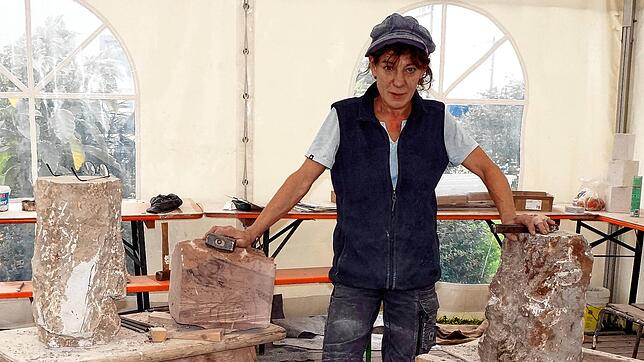 Einen Vormittag lang arbeitet Irma Bucher noch an ihrer Skulptur, am Nachmittag werden die fertigen Skulpturen präsentiert.