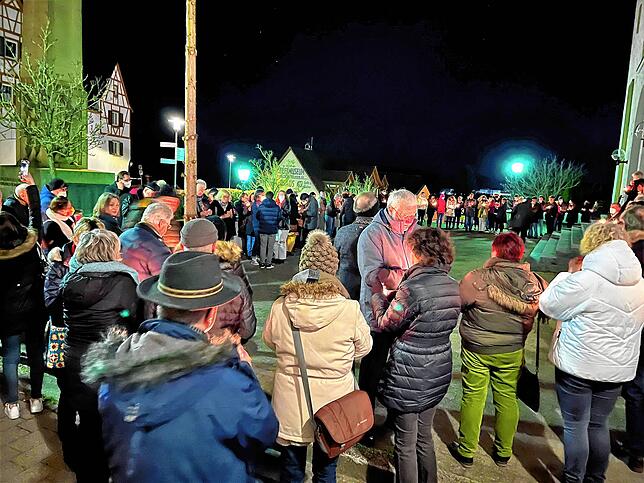 Bild 18: Tränen und Friedenslichter bei der Mahnwache in Stockach