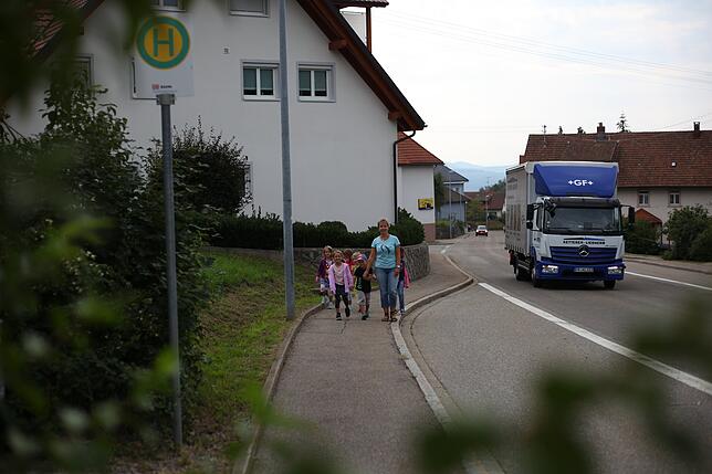 Die Vorschulkinder aus dem "Spatzennest" in Hänner auf dem Weg zur Bushaltestelle.