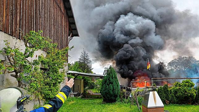 Als die Feuerwehr Jestetten eintrifft, brennt die Garage lichterloh.