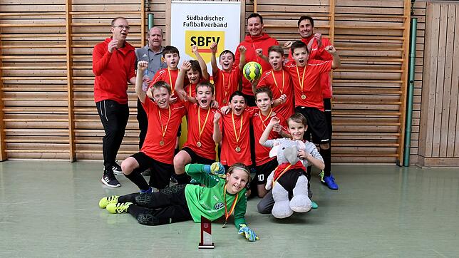 Den Titel bei der E-Jugend sicherten sich der Nachwuchs vom FC Pfaffenweiler. Bilder: Mete Morat