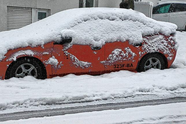 Wer sein Auto stehen lassen kann, ist daran gut beraten. Die Straßen sind dicht. Der Winterdienst ist im Dauereinsatz.