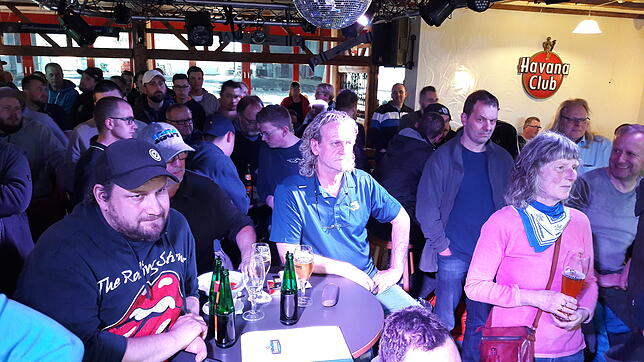 Großes Interesse: Mehr als 100 SERC-Fans drängten sich beim Fan-Talk der Wild Wings in der Gaststätte „Eisbär“. Bilder: Werner Feisst