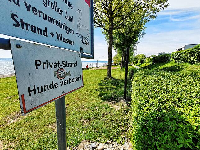 Noch kann man auf das private Grundstück spazieren, ausgebremst lediglich von einem Schild, das auf die Privatfläche hinweist.