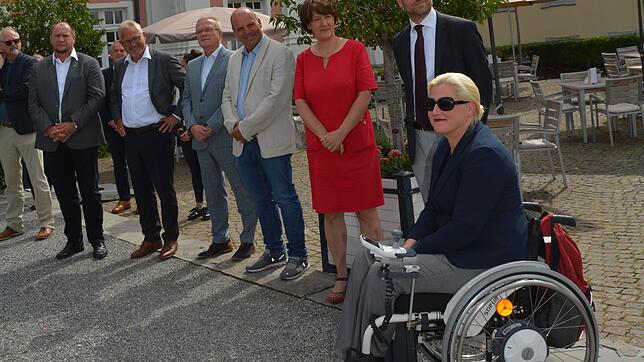 Finanzstaatssekretärin Gisela Splett (im roten Kleid) und die Landes-Behindertenbeauftragte Stephanie Aeffner (rechts) besuchten auf ...