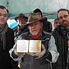 Der Künstler Gunter Demnig zeigt die beiden Stolpersteine, die seit Donnerstag am Laufenburger Stadtweg an das von den Nazis ermordete ...