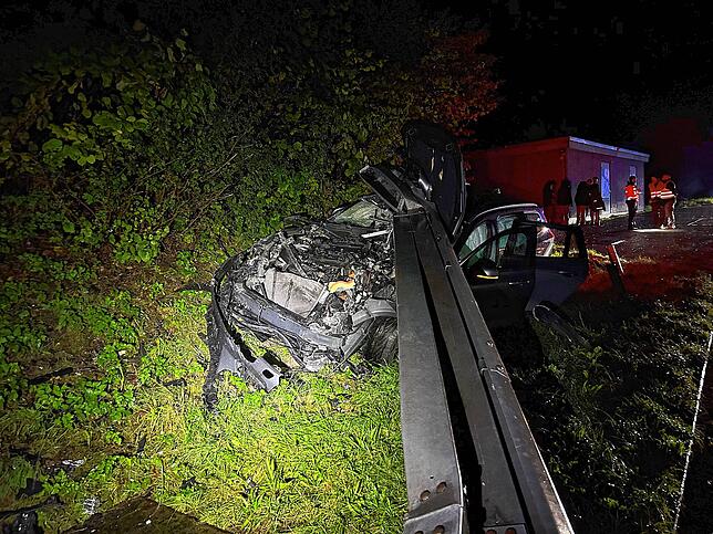 Ein Automobilist kam in der Nacht auf der A3 von der Fahrbahn ab und verkeilte sich unter der Leitplanke. Alle fünf Insassen kamen ...