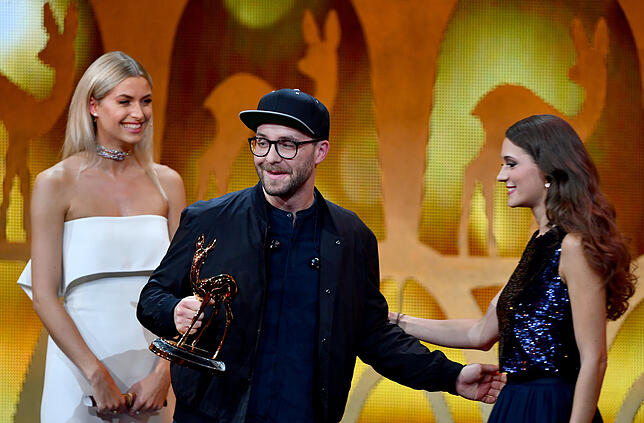 Mark Forster freut sich bei der 70. Verleihung des Medienpreises Bambi über die Auszeichnung in der Kategorie "Musik national" neben ...
