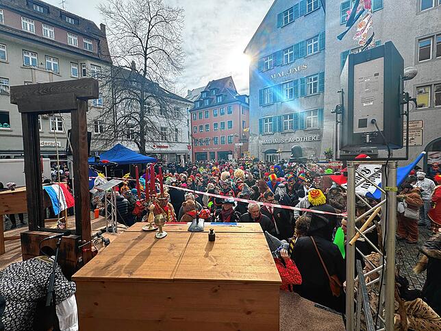 Seit 13 Uhr läuft auf dem Obermarkt das Jakobiner-Tribunal &ndash; viele Schaulustige wohnen der Verhandlung bei.