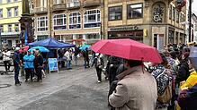 Als sich am Samstagnachmittag, 25. Oktober, eine spontane Gegenversammlung nahe eines AfD-Stands auf der Marktstätte bildet, ist auch ...