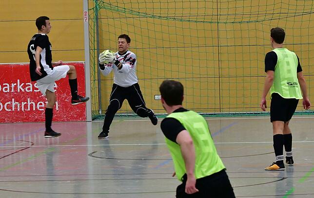 Bild 4: SV 08 Laufenburg stürmt gegen Spvgg. Andelsbach furios ins Endspiel