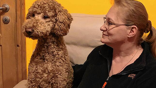 Der elfmonatige Rüde &bdquo;Kalle&ldquo;, der Diabetiker-Warnhund, mit seiner Trainerin und Besitzerin Svea Erdenbrink.