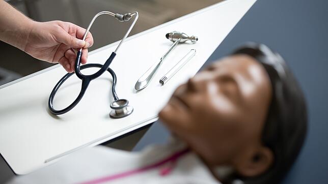 Medizin studieren auch ohne Abitur? Dank der Reformen für die Studienplatzvergabe ist dies prinzipiell möglich.