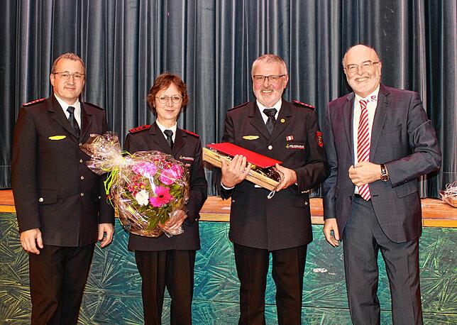 Reinhold Schaffart (2.v.r.) ist nun Ehrenmitglied. Mit ihm freuen sich Uwe Hartmann (l.), Ehefrau Barbara Schaffart, Rainer Stolz.
