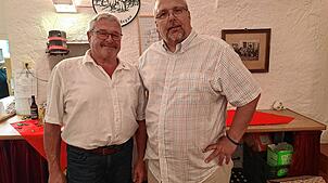 Stabübergabe bei der Narrenzunft Engen. Narrenpräsident Sigmar Hägele (links) und sein Nachfolger Christoph Dietrich.