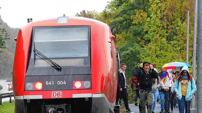 Noch steigen in die Wutachtalbahn vorwiegend Schüler aus und ein. Die Bürgermeister aus Wutöschingen, Eggingen und Stühlingen sehen ...