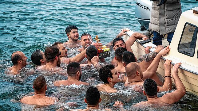 Kirchenmitglieder im kalten Wasser: Mitglieder der serbisch-orthodoxe Kirchengemeinde feiern die Theophanie mit dem traditionellem ...