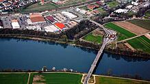 Seit 20 Jahren verbindet die Hochrheinbrücke bei Laufenburg Deutschland und die Schweiz. Diese Luftaufnahme aus dem Jahr 2008 zeigt die ...