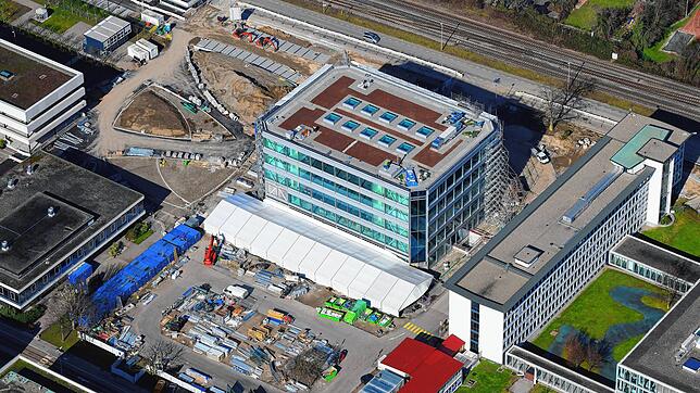 Das neue Gebäude „Fritz“ auf dem Roche-Campus in Grenzach ist fast fertig. Das Unternehmen will sich mit einer Grünanlage ...