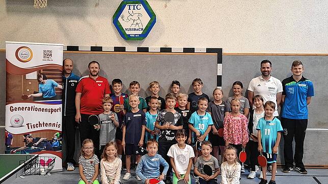 Strahlende Gesichter und ein spaßiger Ferientag – der Tischtennisclub Nußbach begeistert die jungen Teilnehmer mit seinem Ferienangebot. ...