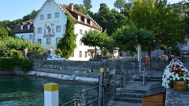 Als Startprojekt des Stadtentwicklungsplans Meersburg 2030 soll die bisherige Mauer am Bismarckplatz (links im Bild) durch Sitzstufen ...