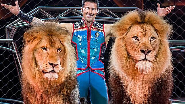 Der englische Tierlehrer Alexander Lacey ist mit seiner gemischten Raubtiernummer eine der Attraktionen des Zirkus Charles Knie.