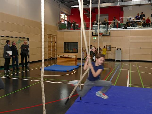 Mit Schwung präsentiert die Klasse 5a der Ten-Brink-Schule einen Teil der vielfältigen Möglichkeiten in der neuen Sporthalle.