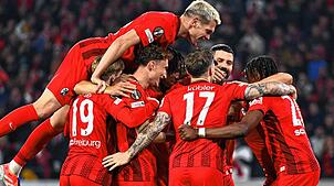 Die Spieler von Freiburg feiern den Treffer zum 2:0.
