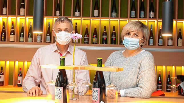 Michael und Magdalena im „Wohnzimmer“ der Markdorfer Gastronomie „Ambasadorka“. Erst am 21.Mai eröffnet und muss ...
