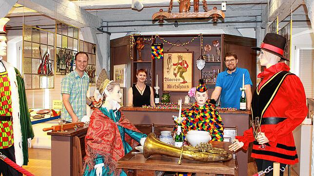 Inmitten der Stockacher Fasnachtsfiguren reihen sich im Museum Marcel Reiser, Sybille Trefflich und Johannes Waldschütz (von links) ein. ...