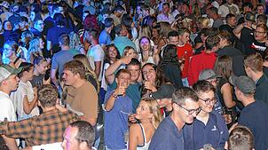 Kaum ein Durchkommen gibt es beim Aasener Dorffest am Samstagabend. Ein Fest für Familien, Freunde und Bekannte. So wie hier 2024. Foto: ...