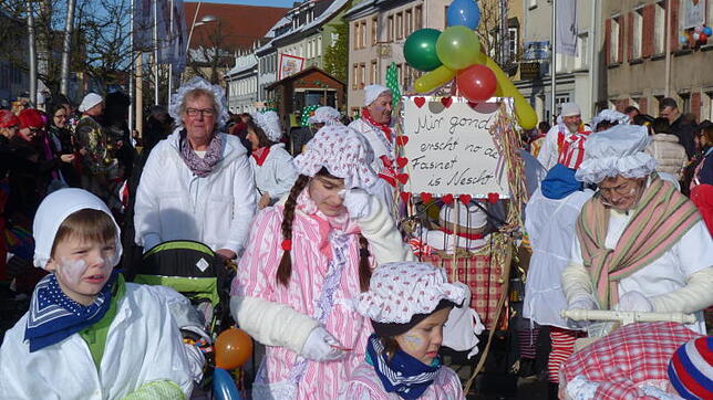 Die Fasnetumzüge durch Hüfingen sind stets von Fröhlichkeit und guter Laune geprägt, von der sich auch die Gäste am Straßenrand gerne ...