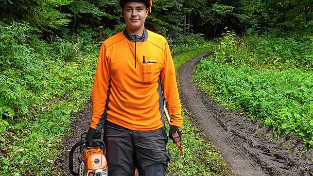 Mit Schutzhelm, Axt und Kettensäge: Lukas Dullnig aus Eberfingen im 2. Lehrjahr der Forstwirtausbildung.