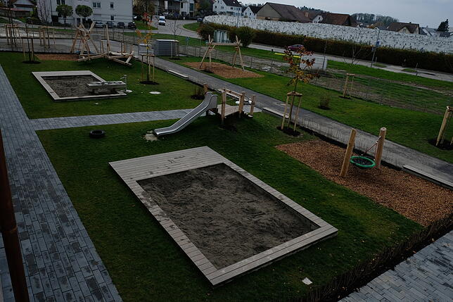 Der Garten hat einen Bereich für Schulkinder und einen für den Kindergarten, alle Kinder dürfen aber beide Bereiche nutzen.