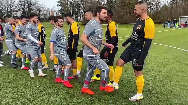 Kicker mit Köpfchen benutzen in Zeiten von Corona die Füße zur Begrüßung – wie hier die Spieler des TSV Pfullendorf (graue ...