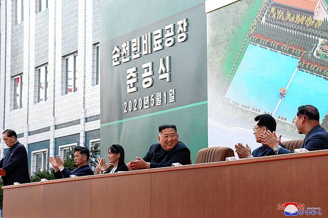 In diesem von der nordkoreanischen Regierung zur Verfügung gestellten Foto vom Freitag, dem 1. Mai 2020, sitzt der nordkoreanischen ...