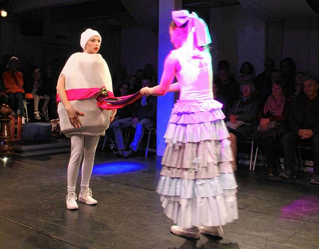 Als Humpty-Dumpty Magdalena Herzberg und Alexandra Born als Alice.