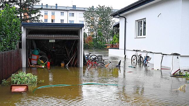 Österreich: Eine Garage in Pottenbunn im Gebiet St. Pölten ist von Hochwasser umgeben.