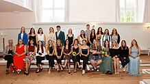 Die Leiterin der Fachschulen für Sozialpädagogik und Sozialwesen der Zinzendorfschulen, Sandra Bandholz (links), gratulierte den ...
