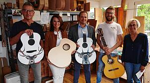 Individuell gefertigte Gitarren mit Kunst auf der Front zeigen (von links): Sänger und Künstler Thomas Wechlin, Rita ...