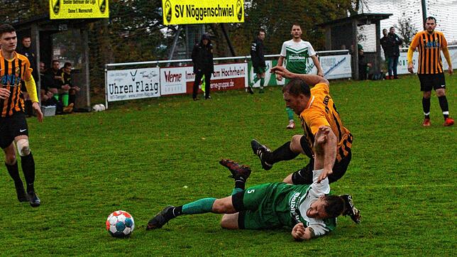 Da geht‘s zur Sache: Philipp Illmann vom SV Waldhaus (im grünen Trikot) stoppt noch im Fallen Stefan Zanotti vom SV Nöggenschwiel. ...