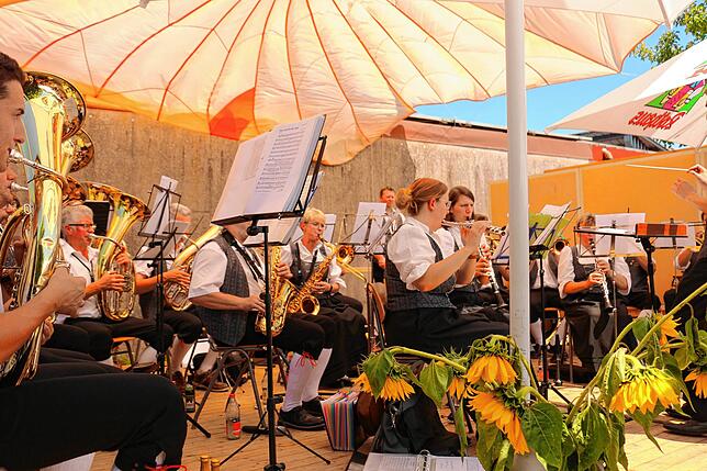 Gut beschirmt unterhielten die Musikvereine, hier im Bild die Trachtenkapelle Brenden, mit schwungvollen Melodien beim Dorffest des ...