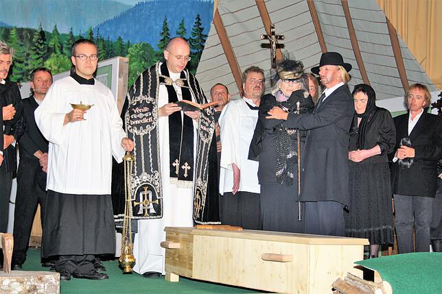 Trauer: Pater David übernahm in dem Stück die Rolle des damaligen Pfarrers bei der Beerdigung von Johann Simon.