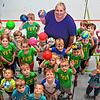 Karola Rösch mit ihren Handball-Kids. Bild: Gerald Jarausch
