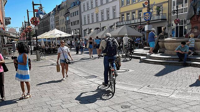 Fahrradfahrer in der Fußgängerzone? In Konstanz an der Tagesordnung. Auch wenn noch mehr Menschen unterwegs sind, fahren manche ...