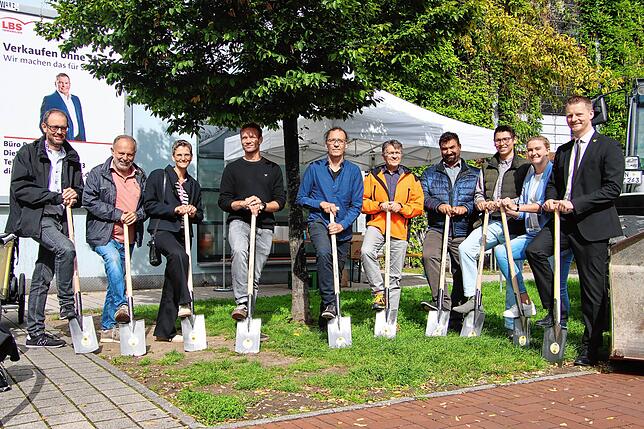 Beim Spatenstich zum neuen Pocket-Park neben dem Mühlbachcenter (von links): Wolfgang Keller (Leiter der Stabstelle Umwelt, Klima und ...