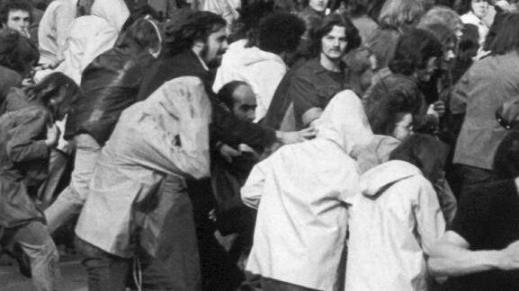 28. Mai 1974, Hessen, Frankfurt: Teilnehmer einer Demonstration, darunter Joschka Fischer (ca. Bildmitte, Blick zum Fotografen), rennen ...