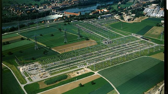Das Umspannwerk Laufenburg 1981 in einer Luftaufnahme. Im Hintergrund das Wasserkraftwerk und Rhina, oben rechts die Kera-Werke.