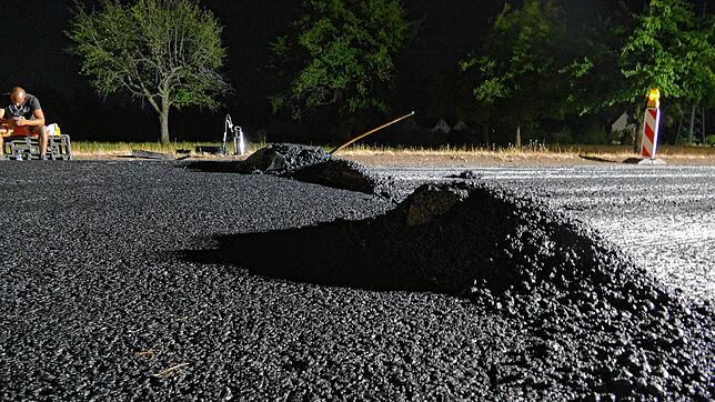 Am Tag &ndash; vielmehr der Nacht &ndash; des Besuchs wurde auf die Bundesstraße 34 Asphaltbinder aufgebracht.