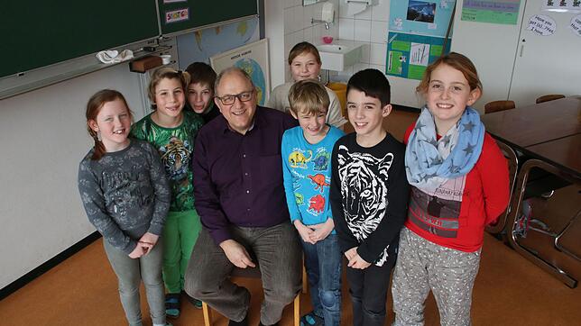 Rektor Stefan Ruppaner fühlt sich inmitten von Schülern pudelwohl. Auch diese Viertklässler können künftig an der Alemannenschule Abitur ...